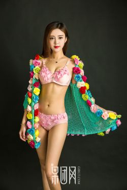 偷玩同学漂亮麻麻张嫣