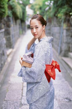 女人打开腿让男人进来的小说